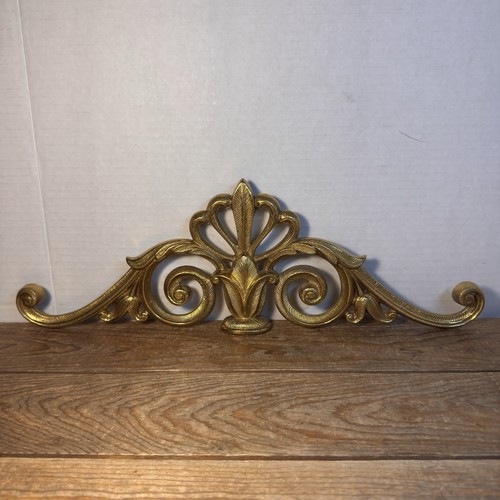 Vintage pediment wall - 16",